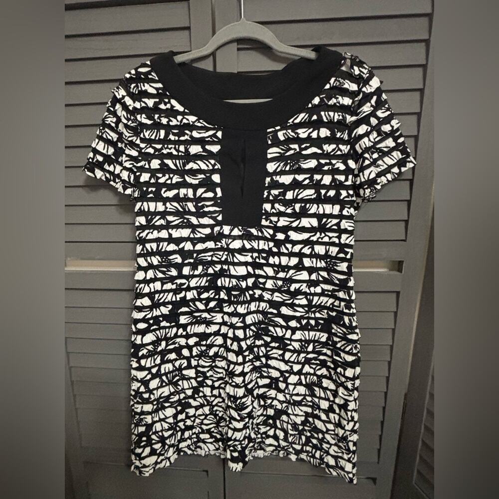 Fitted Black and White Micro Ruffle Short Sleeve Dress with Keyhole Neck Size 14